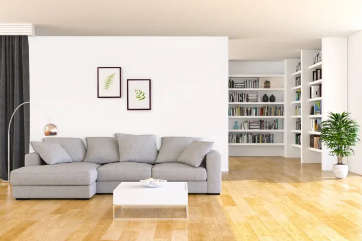 Biały salon z naturalnymi dodatkami