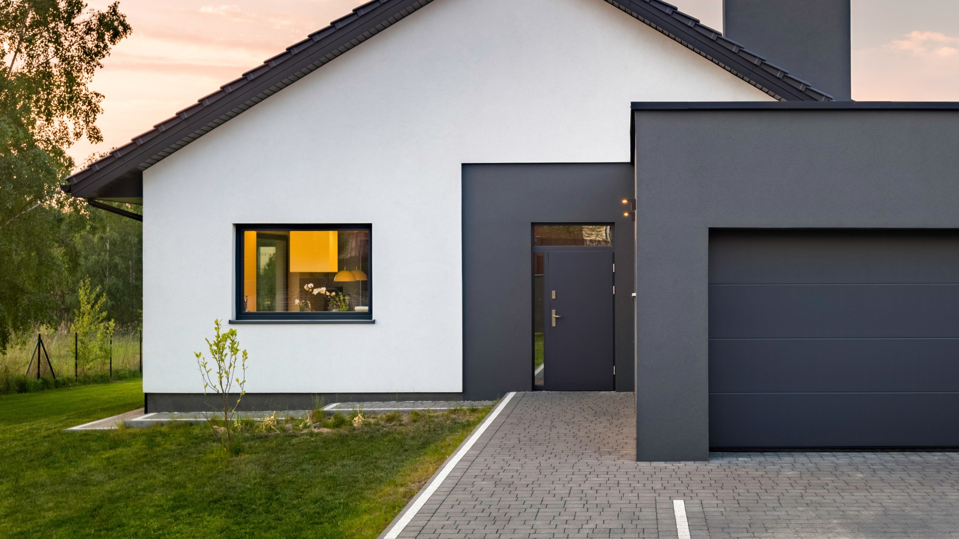 Facade is painted by using Jedynka Fasadowa in Elegant graphite shade.