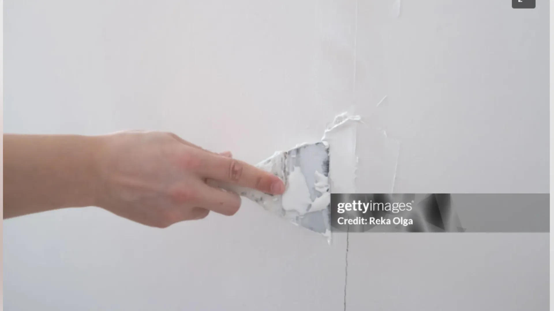 Wyrównanie nierówności przy pomocy gładzi szpachlowej