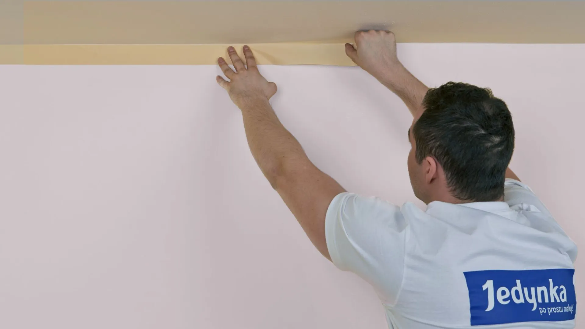 Oklejenie naroży sufitu taśmą malarską.