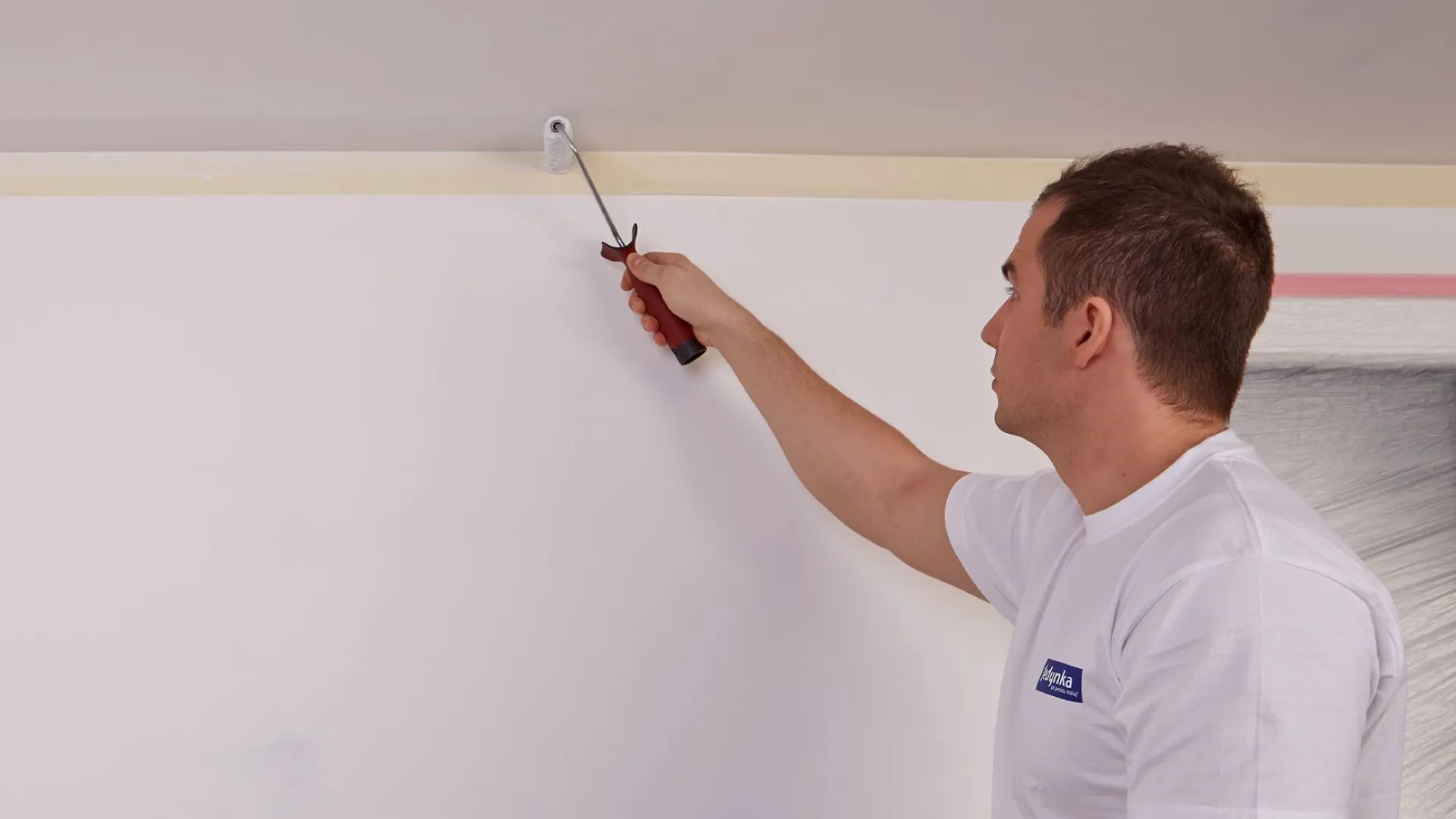 Zabezpieczanie sufitu poprzez nałożenie podkładu