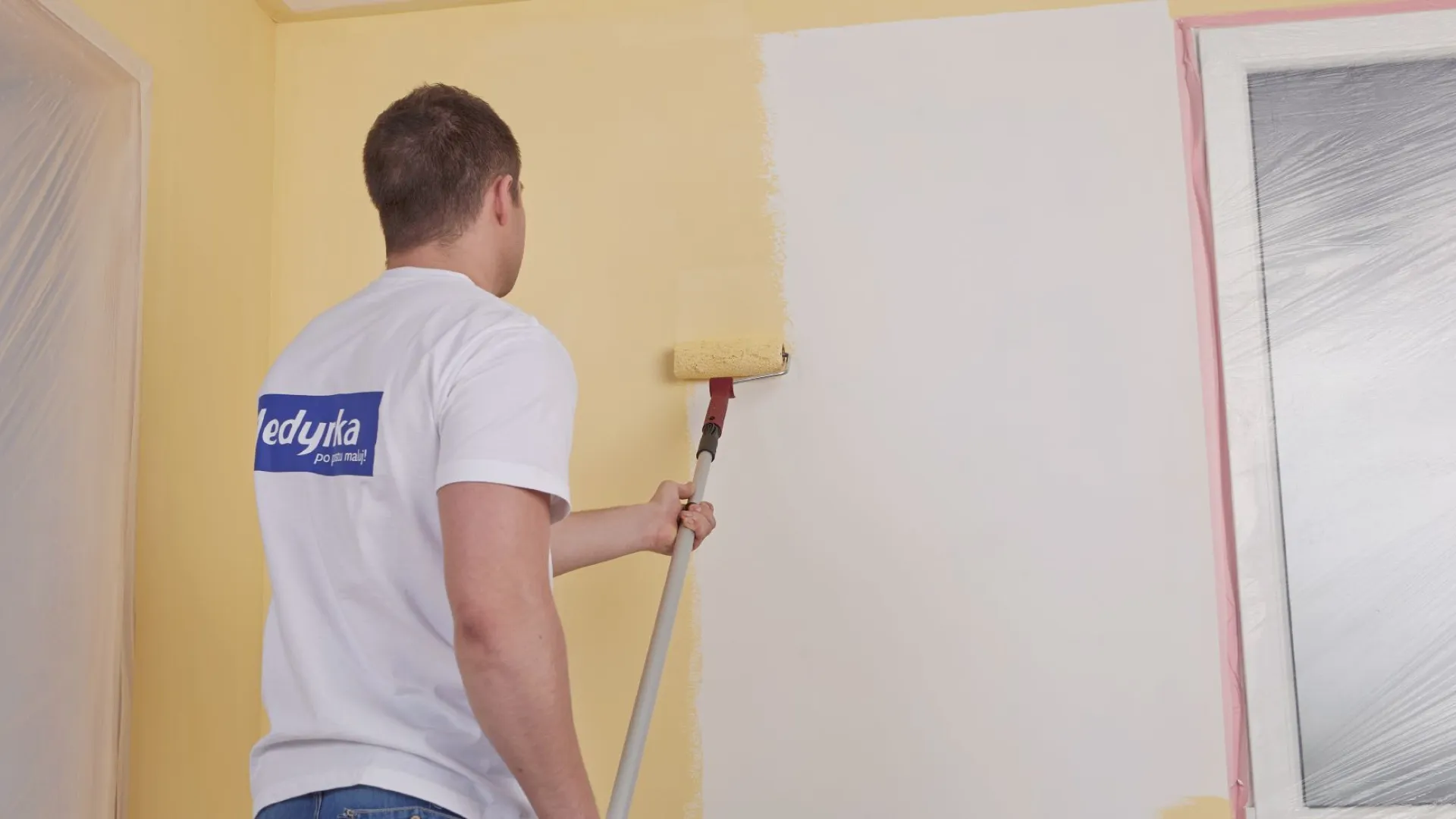 Przygotowanie ścian do malowania poprzez gruntowanie