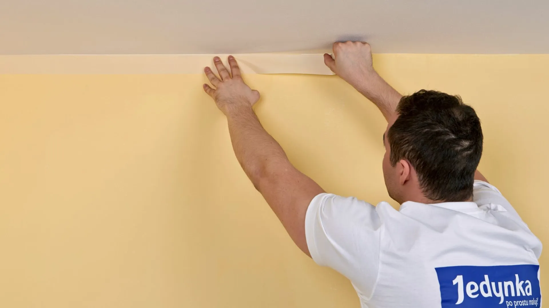 Ochrona naroży sufitu za pomocą taśmy malarskiej